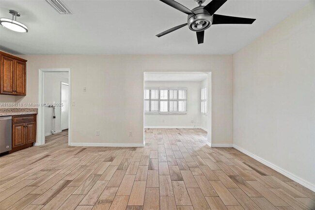 Foto del edificio - 838 NW 10th Ave