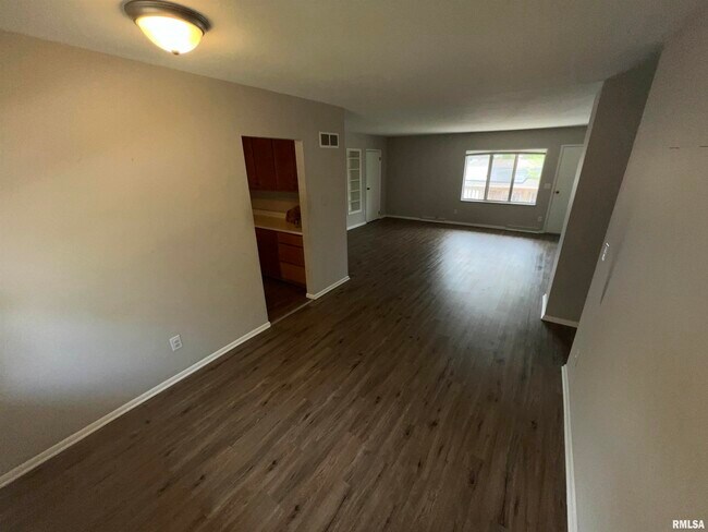 Foto del edificio - 745 E Shore Dr
