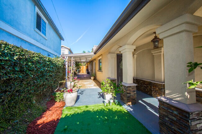 Building Photo - 3649 W 109th St