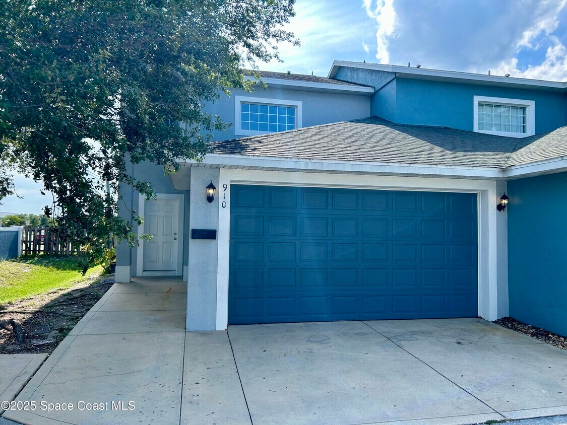 Foto principal - 910 Twisting Branch Ct
