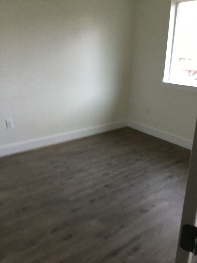 Building Photo - Beautiful townhome