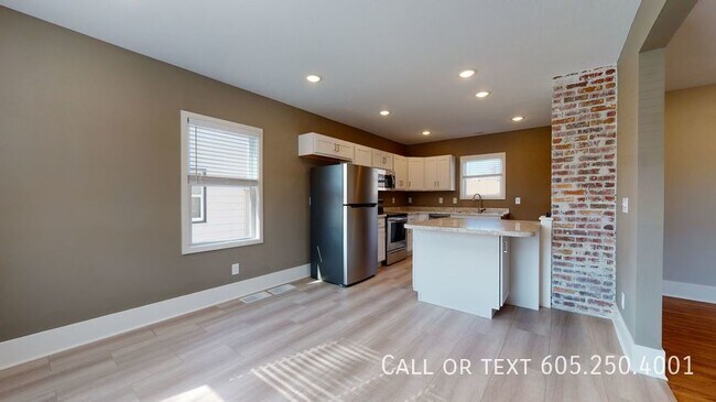 Building Photo - Astonishing 3 Bedroom 2 Bathroom House in ...