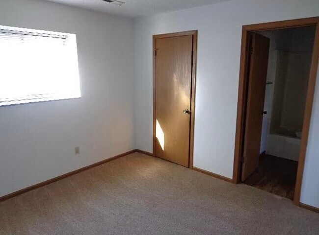 Building Photo - 404 N Hesperia St