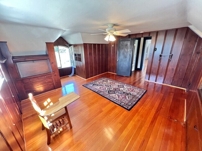 Foto del edificio - Historic Bluff Park 1BD Retreat | Top Floor Vintage Gem