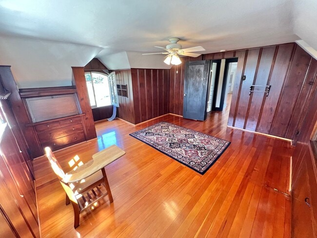 Building Photo - Historic Bluff Park 1BD Retreat | Top Floor Vintage Gem