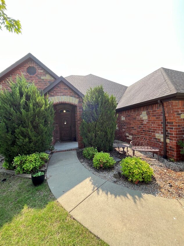 Foto del edificio - 4 bedroom 3 bath home in desirable Bentonv...