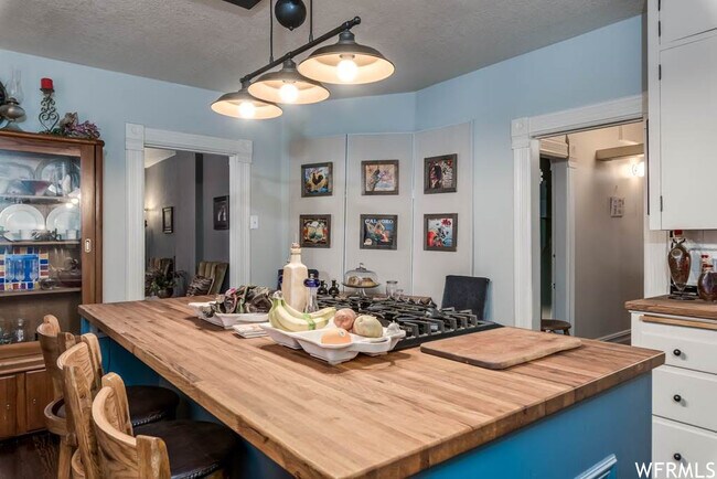 kitchen - 629 E 200 S Apartments