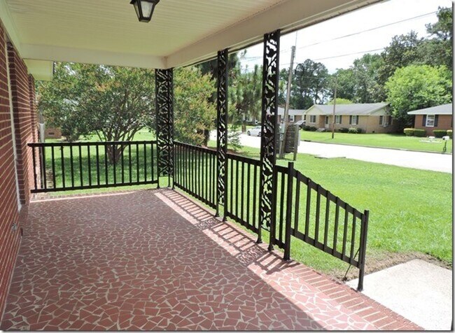 Foto del edificio - 2223 Imperial Ave E