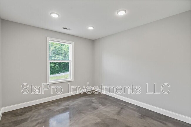 Foto del edificio - 73 McMurtry Rd