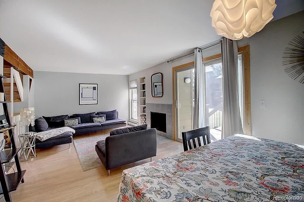 Living and dining room - 4482 Greenbriar Blvd