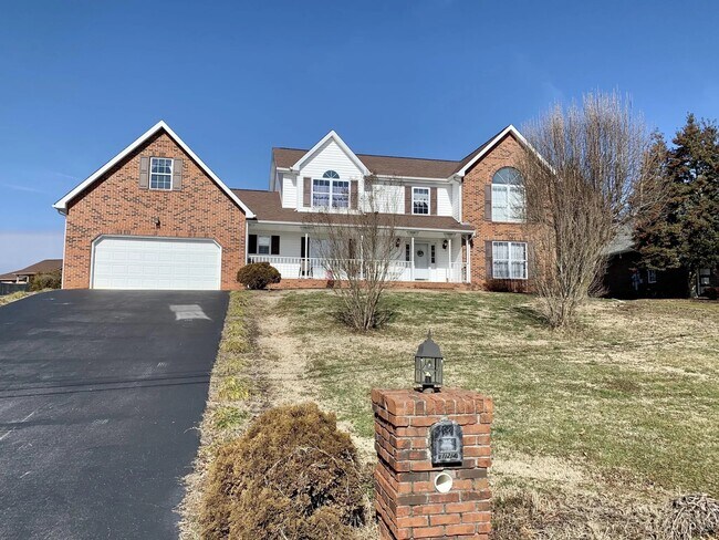 Foto del edificio - 124 Charlton Ct