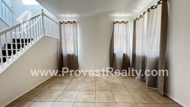 Building Photo - HUGE 5 Bedroom, 3 Bath Home in Hesperia!!