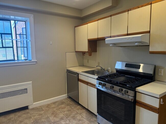 Building Photo - 102 Sewall Ave
