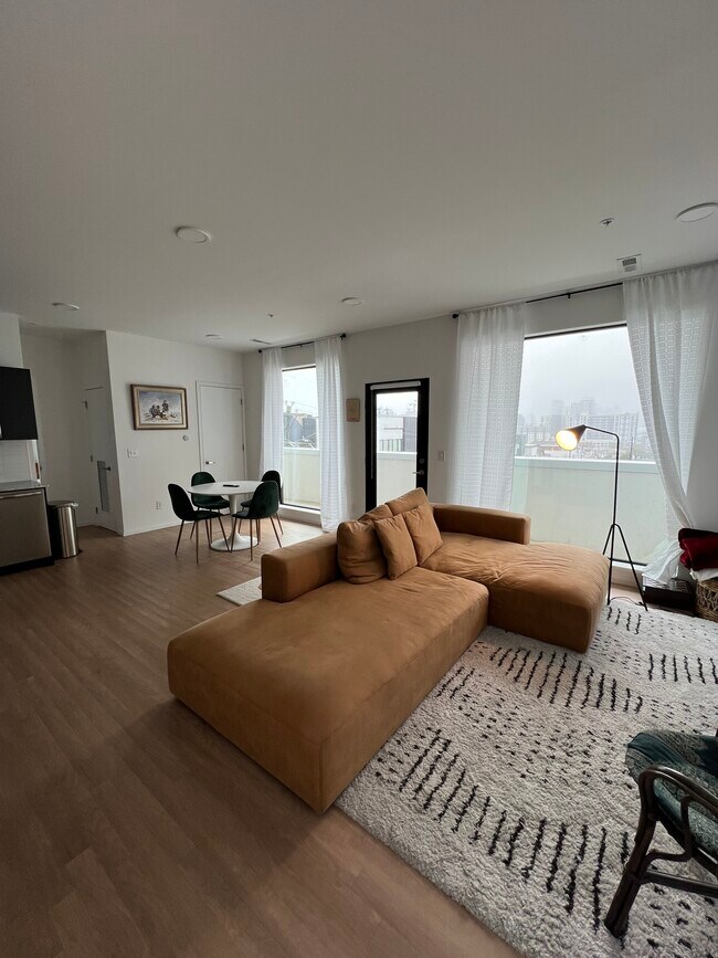 Sala de estar con vistas excepcionales - 806 Olympic St