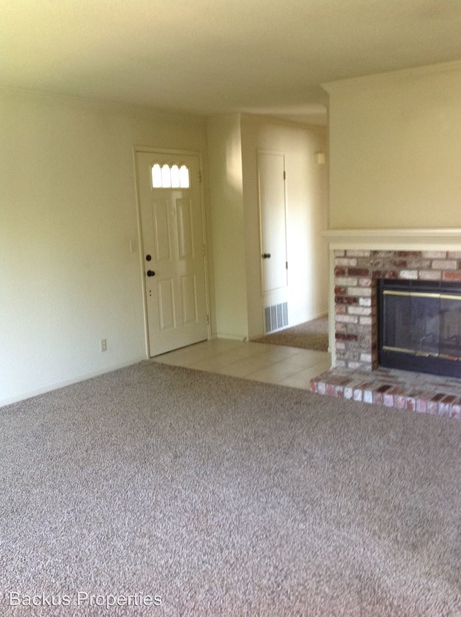Building Photo - 2 br, 1 bath House - 1061 Riker Street #4
