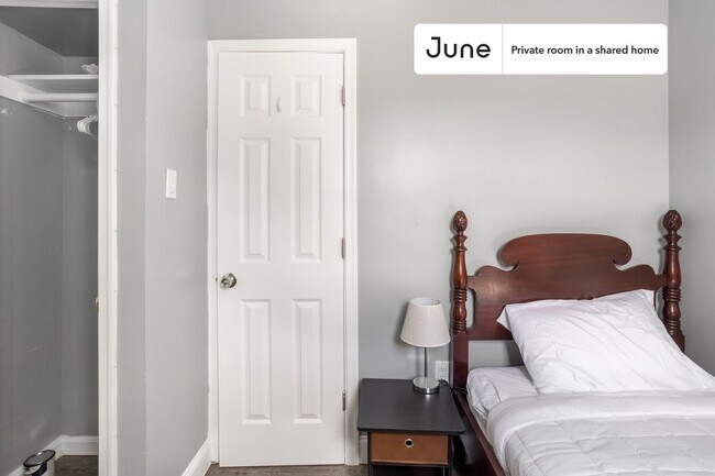 Foto del edificio - Private bedroom in 3 bed/1 bath Home