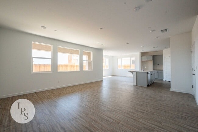 Building Photo - 2808 N Vahe Ave