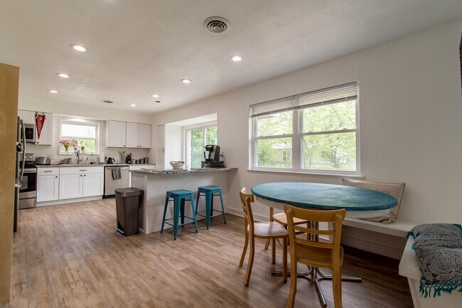 Foto del edificio - 2332 S Clover Dr