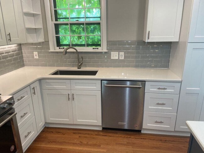 Foto del edificio - Coming Soon! 4 BR/2BA | Newly Renovated Single Family Home | 2-Car Garage Parking | Lots of storage!