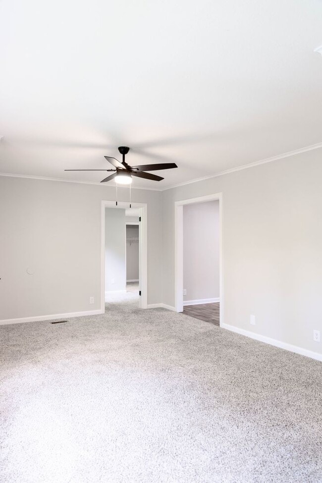 Building Photo - 702 Woodlawn Dr