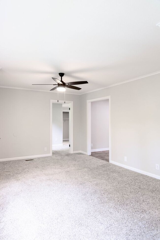 Building Photo - Charming Three Bedroom Home with Natural P...