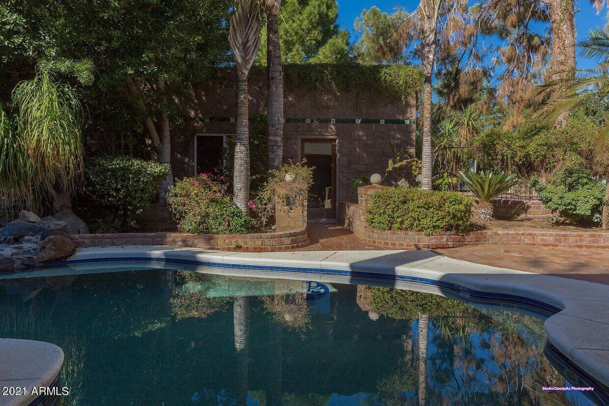 Primary Photo - 3844 E Vineyard Rd