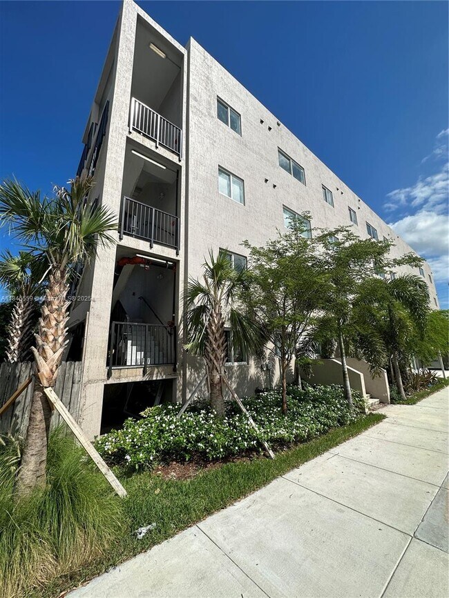 Building Photo - 2311 NW 22nd Ave