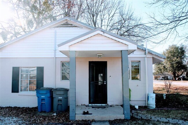 Building Photo - 304 Waller St
