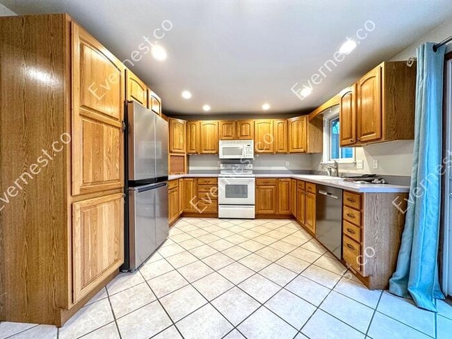 Building Photo - Charming 4-Bedroom Home with Spacious Layo...