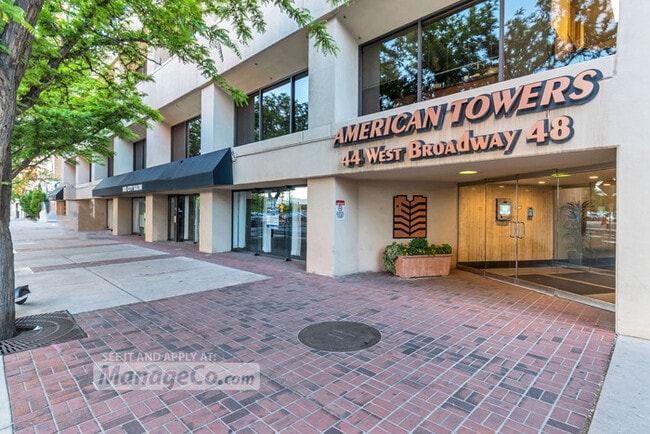 Building Photo - Chic 1BR/1.5BA Condo w/ Unbeatable Downtow...