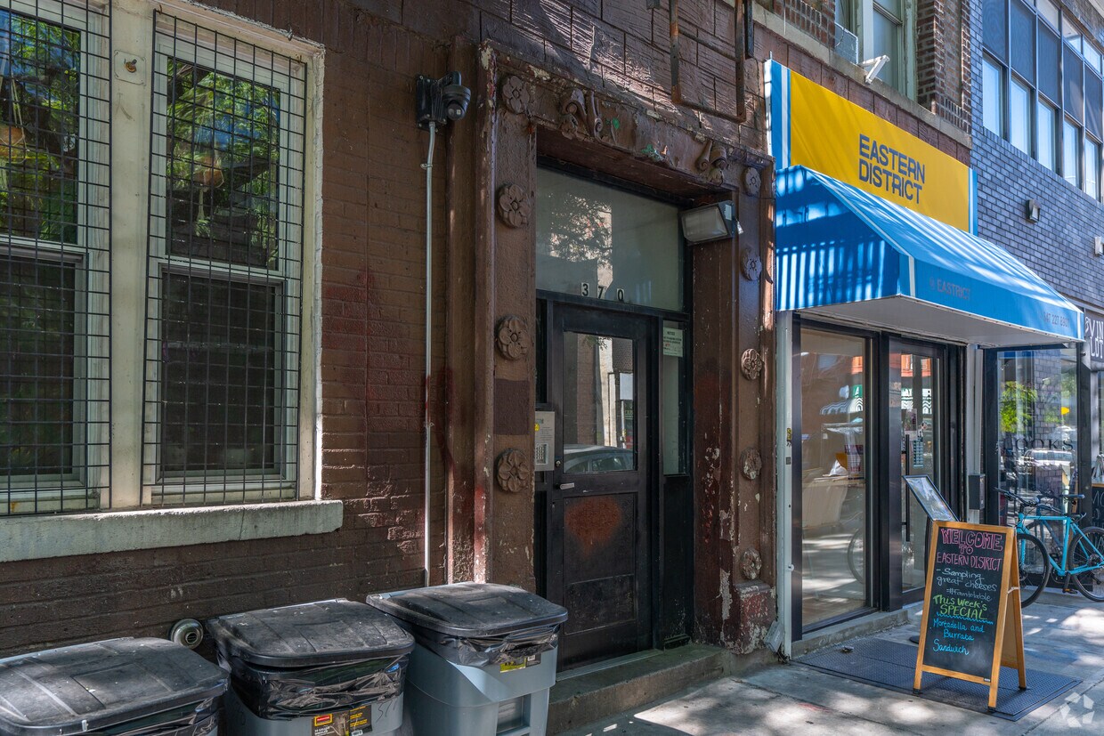 Entrada - 370 Bedford Avenue