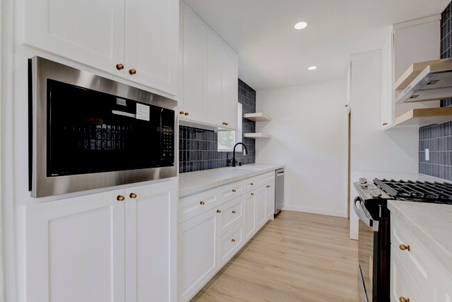 Foto del edificio - 8051 Etiwanda Ave