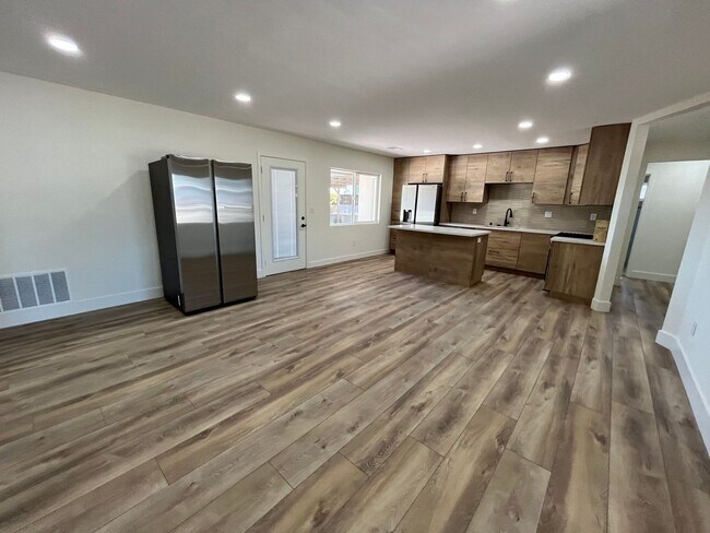 Foto del edificio - Brand New Remodel (2026)!! 5 Bedroom 2 Bathroom Home Near Campus