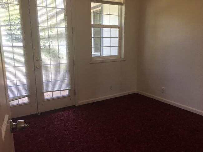 Foto del edificio - 6 Bedroom 2 bath House Close to Campus