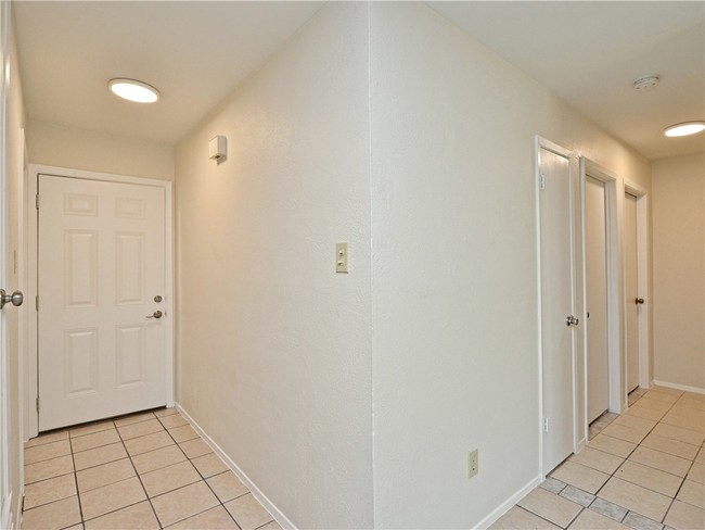 Building Photo - 6202 Woodhue Dr