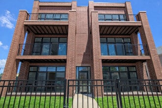 Building Photo - 4744 W Addison St