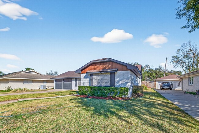 Building Photo - 9011 Landsdowne Dr