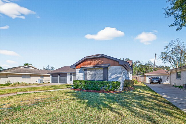 Foto del edificio - 9011 Landsdowne Dr