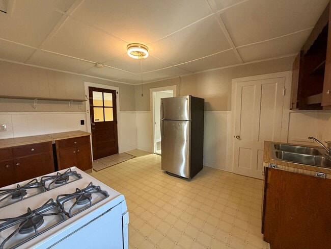 Building Photo - 35 Pleasant St