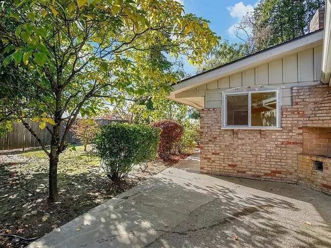 Foto del edificio - 1005 NE Newall Rd