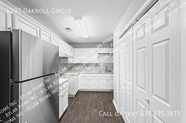 Building Photo - 4197 Oaknoll Cir
