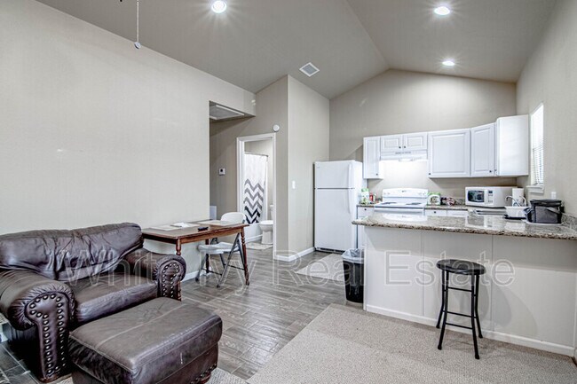 Building Photo - 875 FM 1696