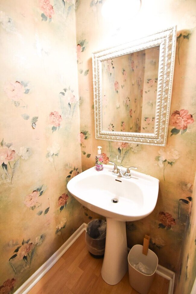 Foto del edificio - COMING SOON!! 3 Bedroom 1.5 Bathroom Townhome- Pets Considered