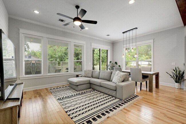 Building Photo - North Loop Area Gem!!!