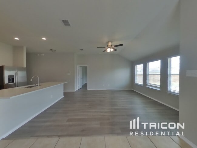 Building Photo - 2125 Bluebell Dr