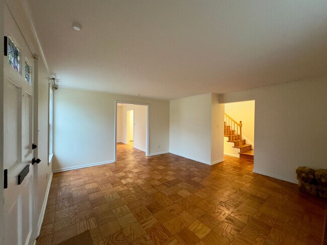 Building Photo - Spacious 3-Bedroom House with Modern Ameni...