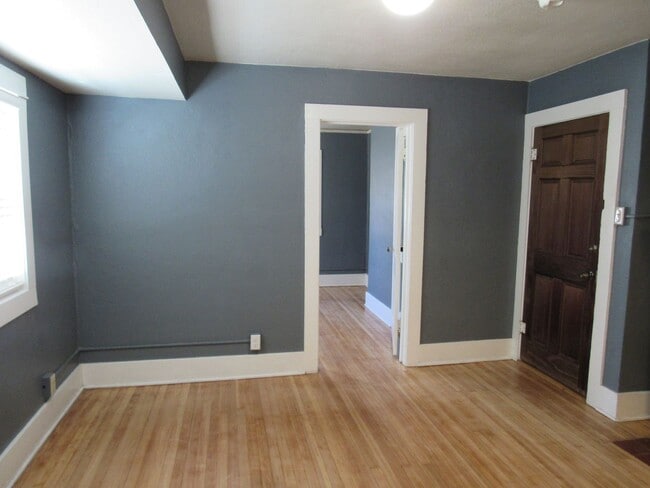 Building Photo - Cute & Cozy One Bedroom Garden Level Apt