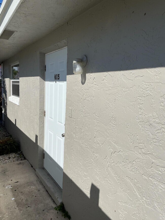 Building Photo - 915 S N St