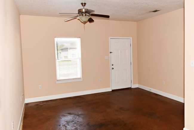 Building Photo - Mayflower Apt Duplex