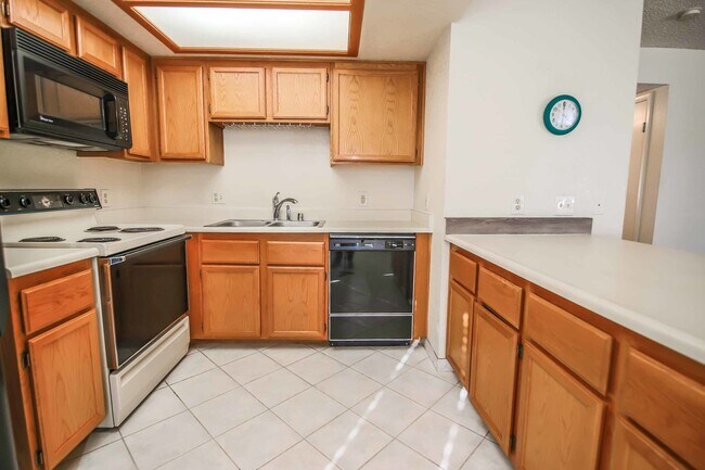 Building Photo - CUTE 2 BEDROOM CONDO !!